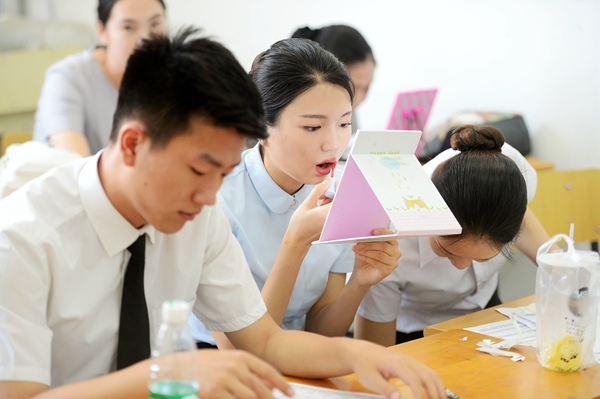 A graduate freshens up in a waiting room during a recruiting session for flight attendants in Jinan, Shandong province, last month. YU NING/CHINA DAILY A graduate freshens up in a waiting room during a recruiting session for flight attendants in Jinan, Shandong province, last month. YU NING/CHINA DAILY