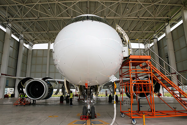 A C919 aircraft undergoes checks in Shanghai after a test flight. (Photo/China Daily)