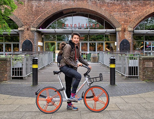 A cyclist tries bike-sharing company Mobike's new orange bike in Manchester. (Photo/provided to chinadaily.com.cn) A cyclist tries bike-sharing company Mobike's new orange bike in Manchester. (Photo/provided to chinadaily.com.cn)