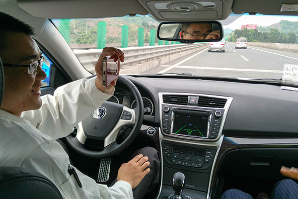 An autonomous car heads to Beijing from Chongqing in June last year. Equipped with multiple sensors, the car fully controls its own speed, braking and steering. (Photo/Xinhua) An autonomous car heads to Beijing from Chongqing in June last year. Equipped with multiple sensors, the car fully controls its own speed, braking and steering. (Photo/Xinhua)