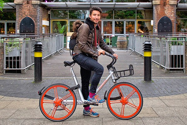 A user rides Mobike's shared bikes in Manchester. (Photo provided to China Daily) A user rides Mobike's shared bikes in Manchester. (Photo provided to China Daily)