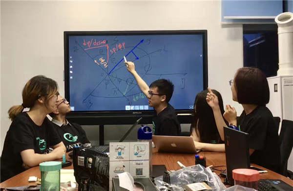 Li Qiucheng (center) from Tsinghua University speaks with classmates in an innovation course. Provided To China Daily Li Qiucheng (center) from Tsinghua University speaks with classmates in an innovation course. Provided To China Daily