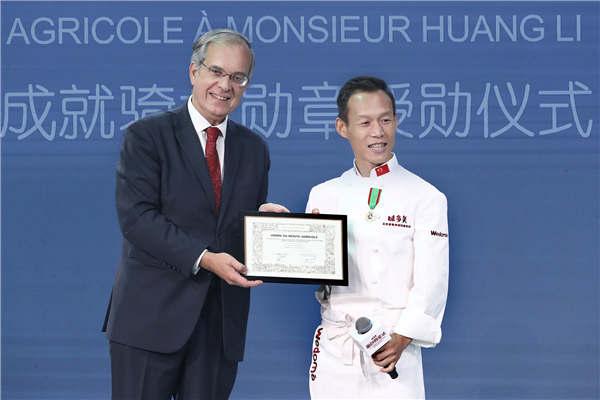 French Ambassador Maurice Gourdault-Montagne presents Huang Li with the Knight of the Order of Agricultural Merit (France) earlier this month. French Ambassador Maurice Gourdault-Montagne presents Huang Li with the Knight of the Order of Agricultural Merit (France) earlier this month.