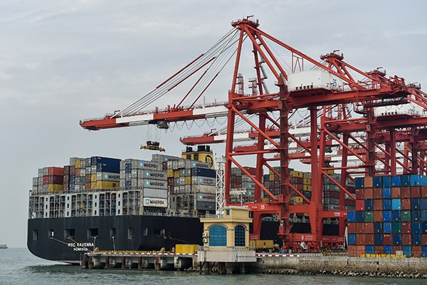 Shenzhen Shekou Port handled nearly 24 million TEUs of containers in 2016, making it one of the three largest global cargo-handling seaports. (Photo/China Daily) Shenzhen Shekou Port handled nearly 24 million TEUs of containers in 2016, making it one of the three largest global cargo-handling seaports. (Photo/China Daily)