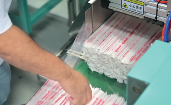 After straws are manufactured at Fuling Plastic USA's plant in Allentown, Pennsylvania, they are wrapped individually for sanitary reasons. (Photo/China Daily) After straws are manufactured at Fuling Plastic USA's plant in Allentown, Pennsylvania, they are wrapped individually for sanitary reasons. (Photo/China Daily)
