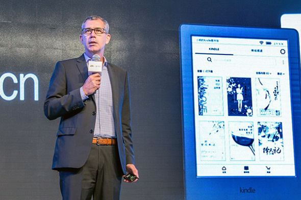 Bruce Aitken, general manager of Amazon Reading, introduces the Kindle X Migu e-reader on Tuesday in Beijing. (Photo provided to China Daily) Bruce Aitken, general manager of Amazon Reading, introduces the Kindle X Migu e-reader on Tuesday in Beijing. (Photo provided to China Daily)
