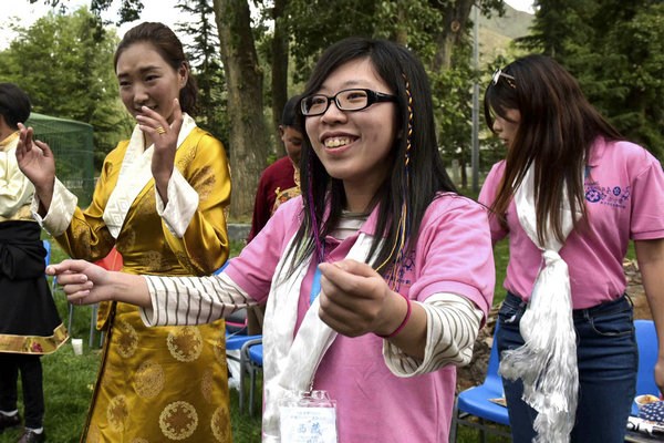 University students from Hong Kong visit Lhasa as part of a cultural exchange program. (Photo by Li Lin/provided to China Daily) University students from Hong Kong visit Lhasa as part of a cultural exchange program. (Photo by Li Lin/provided to China Daily)