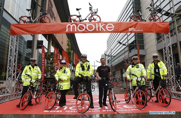 Manchester Metropolitan Police pose for a group photo during the launch of Mobike in Manchester, Britain on June 29, 2017. Mobike, one of China's largest bike-sharing companies, launched its service in the Greater Manchester, Britain, on Thursday. (Xinhua/Craig Brough) Manchester Metropolitan Police pose for a group photo during the launch of Mobike in Manchester, Britain on June 29, 2017. Mobike, one of China's largest bike-sharing companies, launched its service in the Greater Manchester, Britain, on Thursday. (Xinhua/Craig Brough)