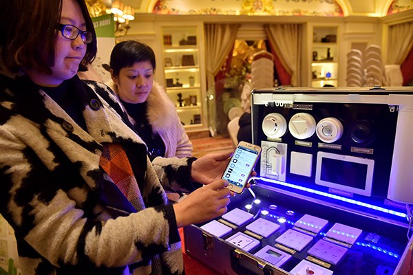 A woman demonstrates how to use an app to manage lights and electronics at home during an IoT expo in Hangzhou, capital of Zhejiang province. (Photo/China Daily) A woman demonstrates how to use an app to manage lights and electronics at home during an IoT expo in Hangzhou, capital of Zhejiang province. (Photo/China Daily)