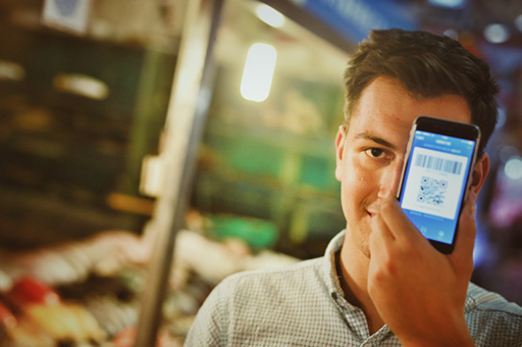 An international student from Romania uses Alipay app on his mobile phone at a store in Beijing. (Photo provided to China Daily) An international student from Romania uses Alipay app on his mobile phone at a store in Beijing. (Photo provided to China Daily)