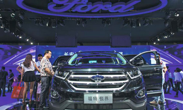 Visitors look at Ford's SUV model Edge at an auto show in Chongqing. (Photo/Xinhua) Visitors look at Ford's SUV model Edge at an auto show in Chongqing. (Photo/Xinhua)