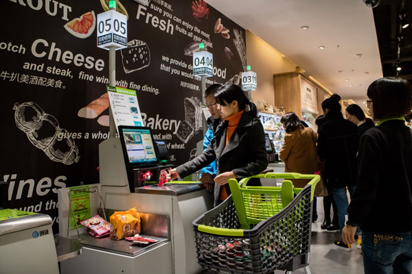 A woman uses the self-service machine to weigh the products in a Yonghui superstores in Fuzhou, Fujian. (Photo by Chen Hao/For China Daily) A woman uses the self-service machine to weigh the products in a Yonghui superstores in Fuzhou, Fujian. (Photo by Chen Hao/For China Daily)