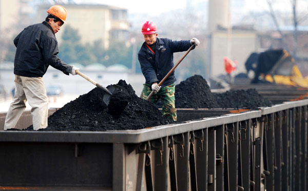 Workers load thermal coal at a storage base in Jiujiang, Jiangxi province. (Photo/Xinhua) Workers load thermal coal at a storage base in Jiujiang, Jiangxi province. (Photo/Xinhua)