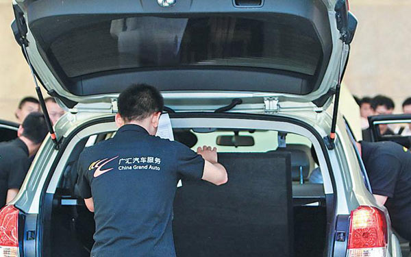 Technicians examine a used car in a contest at the 2017 China Used Car Assembly held in Wuhan, Hubei province. (Photo provided to China Daily) Technicians examine a used car in a contest at the 2017 China Used Car Assembly held in Wuhan, Hubei province. (Photo provided to China Daily)