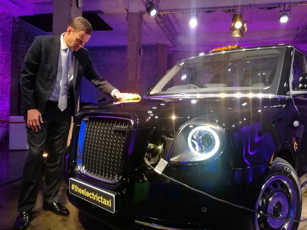The TX maintains the iconic look of the London black cab, with rectangular grille, circular headlights, strong roofline and curved luggage space. (Photo by Angus Mcneice/China Daily) The TX maintains the iconic look of the London black cab, with rectangular grille, circular headlights, strong roofline and curved luggage space. (Photo by Angus Mcneice/China Daily)