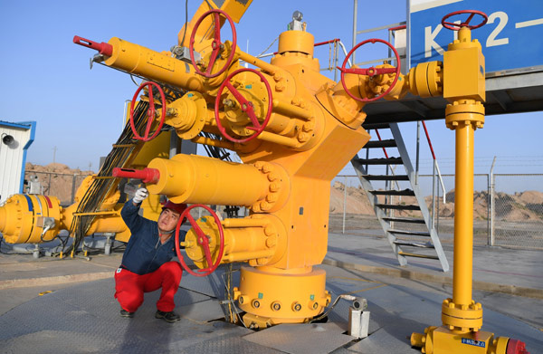 A worker checks oil transport facilities at the Tarim Basin in Xinjiang Uygur autonomous region. (Photo/Xinhua) A worker checks oil transport facilities at the Tarim Basin in Xinjiang Uygur autonomous region. (Photo/Xinhua)