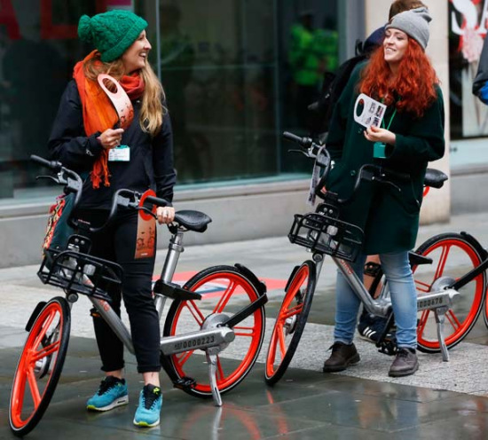 Two women ride Mobikes in Manchester in the United Kingdom. (Photo/Xinhua) Two women ride Mobikes in Manchester in the United Kingdom. (Photo/Xinhua)