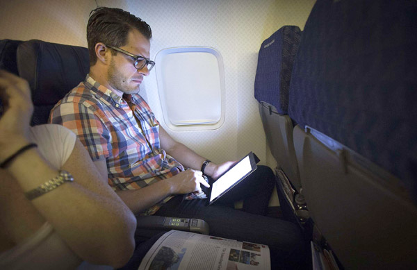 A passenger uses in-flight Wi-Fi service. (Photo provided to China Daily) A passenger uses in-flight Wi-Fi service. (Photo provided to China Daily)
