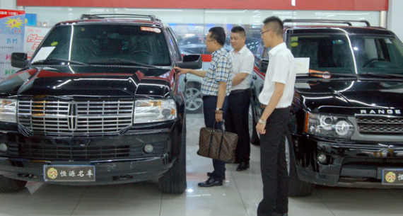 A customer (left) checks a second-hand car at an automobile trading company in Suzhou, Jiangsu province. (Photo by Wang Jiankang/For China Daily) A customer (left) checks a second-hand car at an automobile trading company in Suzhou, Jiangsu province. (Photo by Wang Jiankang/For China Daily)