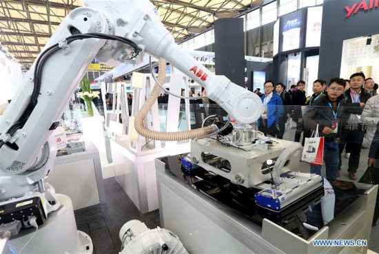 Visitors watch a robot during the Appliance & Electronics World Expo 2017 in east China's Shanghai, March 9, 2017. (Xinhua/Chen Fei) Visitors watch a robot during the Appliance & Electronics World Expo 2017 in east China's Shanghai, March 9, 2017. (Xinhua/Chen Fei)