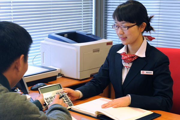 An employee from the Bank of China introduces financial services to a client in Zhengzhou, Henan province. (Photo by Sha Lang/For China Daily) An employee from the Bank of China introduces financial services to a client in Zhengzhou, Henan province. (Photo by Sha Lang/For China Daily)