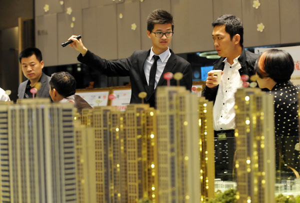 A salesman introduces a property project in Wuhan, Hubei province. (Photo by Miao Jian/For China Daily) A salesman introduces a property project in Wuhan, Hubei province. (Photo by Miao Jian/For China Daily)