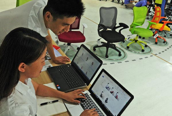Employees of a chair-making company in Huzhou, Zhejiang province, check orders online. (Photo/Xinhua) Employees of a chair-making company in Huzhou, Zhejiang province, check orders online. (Photo/Xinhua)