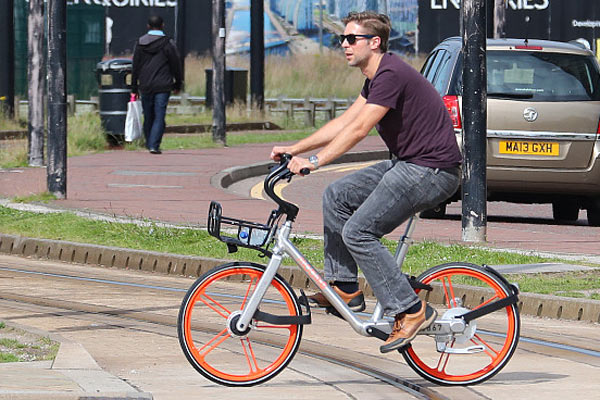 A man rides a Mobike earlier this month in Manchester, UK. The company placed 1,000 bikes in the city in June. Rival Chinese company Ofo is making a similar effort in Cambridge. (Photo provided to China Daily) A man rides a Mobike earlier this month in Manchester, UK. The company placed 1,000 bikes in the city in June. Rival Chinese company Ofo is making a similar effort in Cambridge. (Photo provided to China Daily)