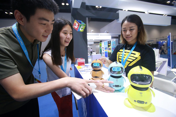 Robots attract visitors at an industry expo in Beijing. (CHEN XIAOGEN / FOR CHINA DAILY) Robots attract visitors at an industry expo in Beijing. (CHEN XIAOGEN / FOR CHINA DAILY)