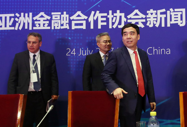 Tian Guoli (right), chairman of the new Asian Financial Cooperation Association, Hungarian banker Levente Kovacs (left) and South Korean banker Ha Yung-ku attend a news conference in Beijing on Monday. (WANG ZHUANGFEI / CHINA DAILY) Tian Guoli (right), chairman of the new Asian Financial Cooperation Association, Hungarian banker Levente Kovacs (left) and South Korean banker Ha Yung-ku attend a news conference in Beijing on Monday. (WANG ZHUANGFEI / CHINA DAILY)