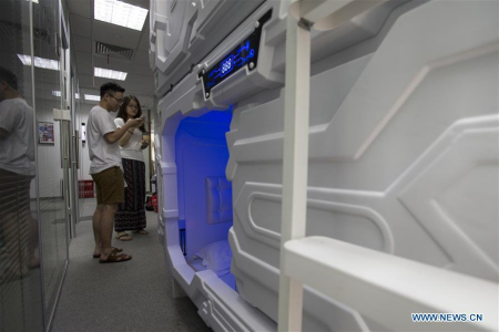 People learn how to use the shared compartment in Shanghai, east China, July 14, 2017. The shared compartment service appeared in some office buildings in Shanghai recently. People can enjoy a rest in the compartment by scanning the QR codes for payment. Disposable bedding is provided and the compartment will be disinfected automatically by ultraviolet light after use. (Xinhua/Du Xiaoyi) People learn how to use the shared compartment in Shanghai, east China, July 14, 2017. The shared compartment service appeared in some office buildings in Shanghai recently. People can enjoy a rest in the compartment by scanning the QR codes for payment. Disposable bedding is provided and the compartment will be disinfected automatically by ultraviolet light after use. (Xinhua/Du Xiaoyi)