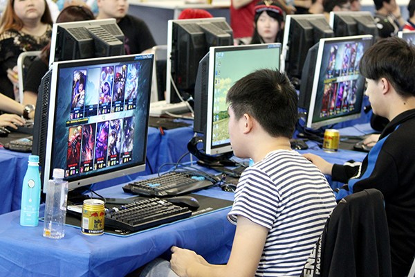 Players compete in an online gaming contest in Nanjing, Jiangsu province. Perfect World Co Ltd is one of China's leading online game developers and operators. (Photo/China Daily) Players compete in an online gaming contest in Nanjing, Jiangsu province. Perfect World Co Ltd is one of China's leading online game developers and operators. (Photo/China Daily)