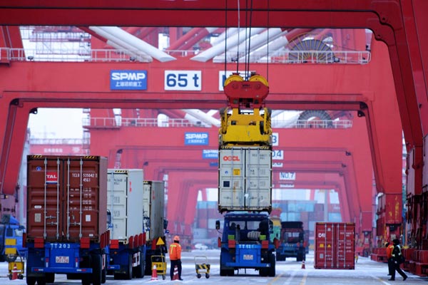 A ship loads containers at a terminal in Qingdao, Shandong province. (Photo/China Daily) A ship loads containers at a terminal in Qingdao, Shandong province. (Photo/China Daily)