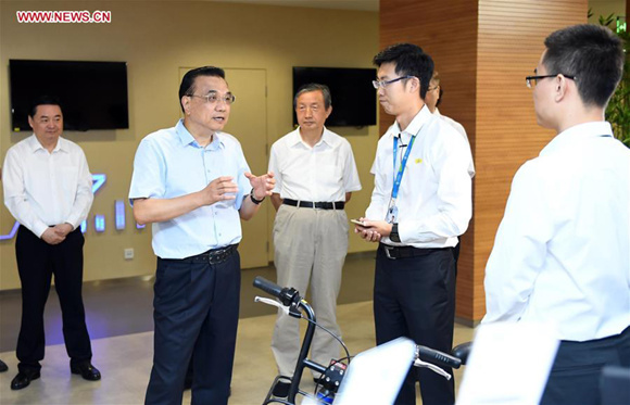 Chinese Premier Li Keqiang (2nd L) learns about new technology research and development at China Mobile in Beijing, capital of China, July 31, 2017. Li visited the country's three telecom operators and chaired a seminar on Monday. (Xinhua/Zhang Duo) Chinese Premier Li Keqiang (2nd L) learns about new technology research and development at China Mobile in Beijing, capital of China, July 31, 2017. Li visited the country's three telecom operators and chaired a seminar on Monday. (Xinhua/Zhang Duo)