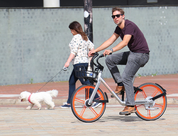 A man rides a bike operated by Mobike in Manchester, the United Kingdom. (PROVIDED TO CHINA DAILY) A man rides a bike operated by Mobike in Manchester, the United Kingdom. (PROVIDED TO CHINA DAILY)