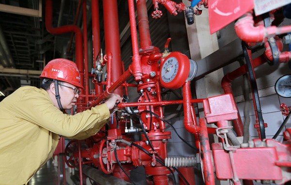 A technician checks a facility of Shenhua Group in Tianjin Port. JIA CHENGLONG / FOR CHINA DAILY A technician checks a facility of Shenhua Group in Tianjin Port. JIA CHENGLONG / FOR CHINA DAILY