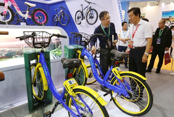 A visitor asks about a Youon bicycle, at the 27th China International Bicycle& Motor Fair in Shanghai. PROVIDED TO CHINA DAILY A visitor asks about a Youon bicycle, at the 27th China International Bicycle& Motor Fair in Shanghai. PROVIDED TO CHINA DAILY