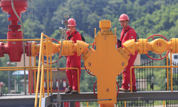 Tech staff carry out safety inspections at a natural gas production base in Suining, Southwest China's Sichuan province. ZHONG MIN / FOR CHINA DAILY Tech staff carry out safety inspections at a natural gas production base in Suining, Southwest China's Sichuan province. ZHONG MIN / FOR CHINA DAILY