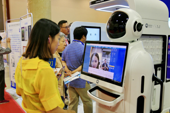 A visitor tries out a machine for fitting glasses at the 2017 China International Internet of Things Technology Expo in Beijing. (Photo: Liu Xianguo/For China Daily) A visitor tries out a machine for fitting glasses at the 2017 China International Internet of Things Technology Expo in Beijing. (Photo: Liu Xianguo/For China Daily)