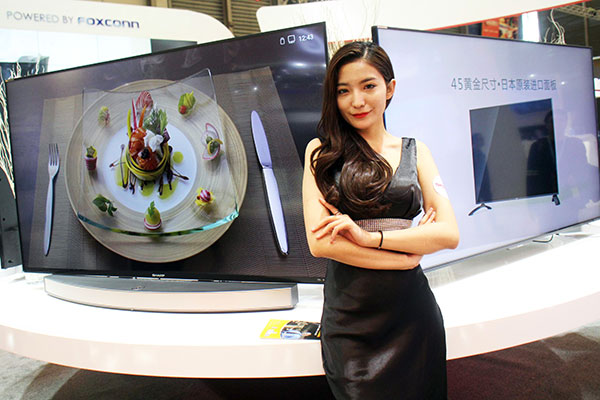 A model poses in front of two internet televisions at the Appliance& Electronics World Expo in Shanghai. XING YUN / FOR CHINA DAILY A model poses in front of two internet televisions at the Appliance& Electronics World Expo in Shanghai. XING YUN / FOR CHINA DAILY