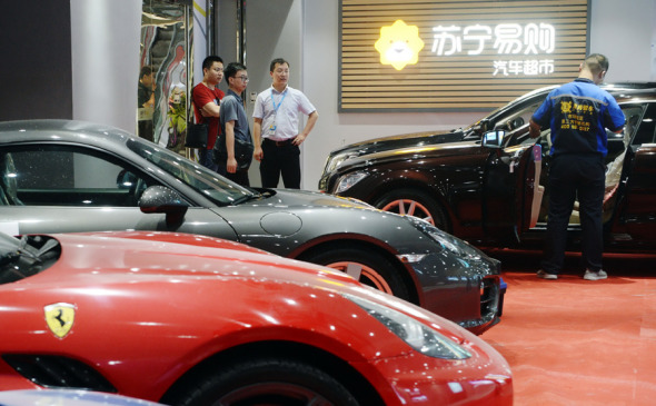 Technicians at Suning Auto Supermarket in Nanjing, Jiangsu province, explain the features of new models of different brands of cars to prospective customers.(Photo: Cui Xiao/For China Daily) Technicians at Suning Auto Supermarket in Nanjing, Jiangsu province, explain the features of new models of different brands of cars to prospective customers.(Photo: Cui Xiao/For China Daily)