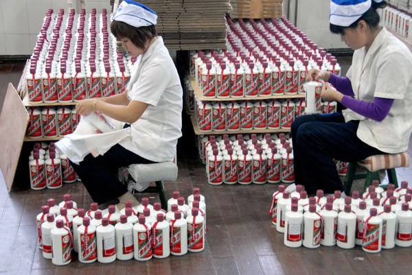 Kweichow Moutai Co workers package liquor at the company's production line in Maotai, Guizhou province. PROVIDED TO CHINA DAILY Kweichow Moutai Co workers package liquor at the company's production line in Maotai, Guizhou province. PROVIDED TO CHINA DAILY