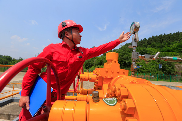 A worker from China National Petroleum Corp checks the figures on a gauge. (ZHONG MIN / FOR CHINA DAILY) A worker from China National Petroleum Corp checks the figures on a gauge. (ZHONG MIN / FOR CHINA DAILY)
