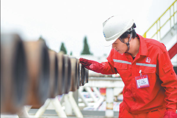 A worker checks facilities at the Fuling shale gas field in Chongqing, Southwest China. (Photo/Xinhua) A worker checks facilities at the Fuling shale gas field in Chongqing, Southwest China. (Photo/Xinhua)