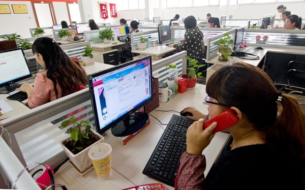 Staff deal with online medicine sales at a drug store in Changzhi, North China's Shanxi province. (YAO LIN / FOR CHINA DAILY) Staff deal with online medicine sales at a drug store in Changzhi, North China's Shanxi province. (YAO LIN / FOR CHINA DAILY)