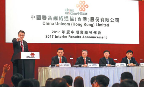 (From second left) Li Fushen, executive director & CFO of China Unicom (HK) Ltd, Wang Xiaochu, chairman & CEO of China Unicom (HK) Ltd, Lu Yimin, executive director& president of China Unicom (HK) Ltd, and Shao Guanglu, executive director & senior vice-president of China Unicom (HK) Ltd meet the media on Wednesday. ROY LIU / CHINA DAILY (From second left) Li Fushen, executive director & CFO of China Unicom (HK) Ltd, Wang Xiaochu, chairman & CEO of China Unicom (HK) Ltd, Lu Yimin, executive director& president of China Unicom (HK) Ltd, and Shao Guanglu, executive director & senior vice-president of China Unicom (HK) Ltd meet the media on Wednesday. ROY LIU / CHINA DAILY