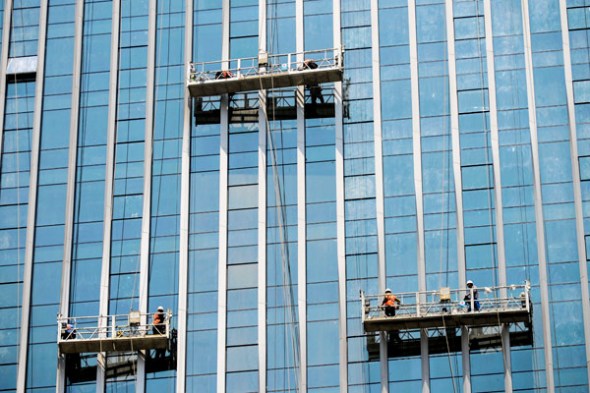 Construction workers clean a newly completed property project in Qingdao, Shandong province. (Photo by Yu Fangping/China Daily) Construction workers clean a newly completed property project in Qingdao, Shandong province. (Photo by Yu Fangping/China Daily)