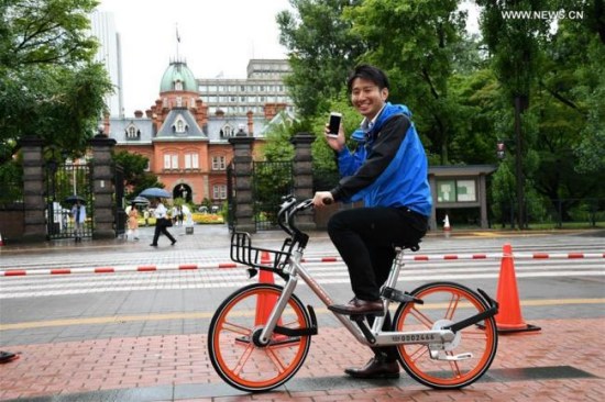 A TV reporter tries out a shared bicycle in Sapporo, Japan, on Aug. 22, 2017. (Photo: Xinhua/Hua Yi) A TV reporter tries out a shared bicycle in Sapporo, Japan, on Aug. 22, 2017. (Photo: Xinhua/Hua Yi)