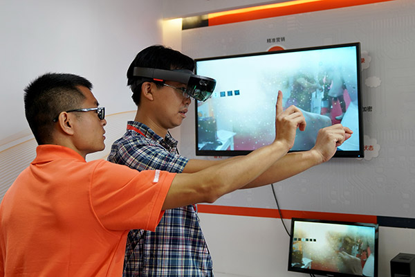 Participants try mixed reality technology applications at the 25th China International Financial Exhibition held from July 27 to 30 in Beijing. (Photo/Xinhua) Participants try mixed reality technology applications at the 25th China International Financial Exhibition held from July 27 to 30 in Beijing. (Photo/Xinhua)