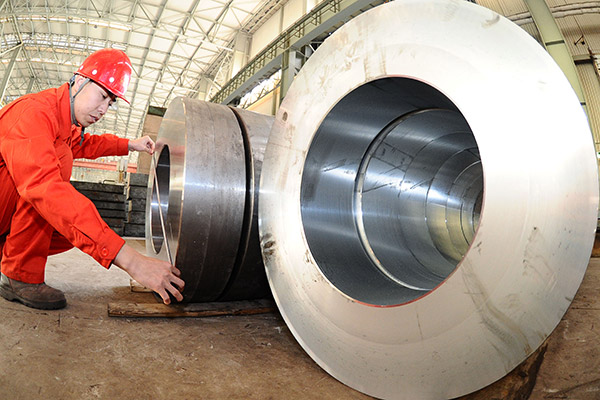 A technician at Dalian Special Steel Co Ltd, in Liaoning province, inspects the steel products at a workshop. (Liu Debin/for China Daily) A technician at Dalian Special Steel Co Ltd, in Liaoning province, inspects the steel products at a workshop. (Liu Debin/for China Daily)